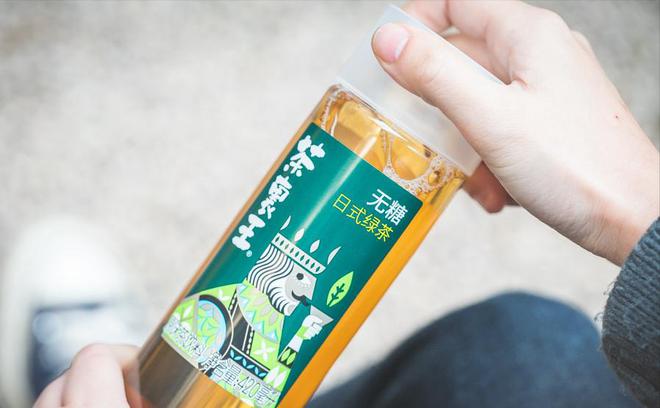 ”的年轻人正对“史上最难喝的饮料”上头ag旗舰厅网站暴增110%！争当“穷鬼(图7)